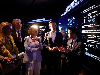 Am 25. April 2019 fand die Arbeitsreise von Bundeskanzler Sebastian Kurz (3.v.r.) in China statt. Im Bild mit dem Gründer und Executive Chairman der Alibaba Group Jack Ma (r.) und Landeshauptfrau Johanna Mikl-Leitner (4.v.r.).