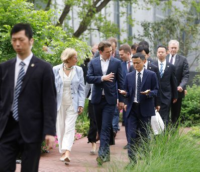 Am 25. April 2019 fand die Arbeitsreise von Bundeskanzler Sebastian Kurz (m.) in China statt. Im Bild mit dem Gründer und Executive Chairman der Alibaba Group Jack Ma (r.) und Landeshauptfrau Johanna Mikl-Leitner (2.v.l.).