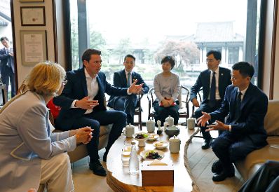 Am 25. April 2019 fand die Arbeitsreise von Bundeskanzler Sebastian Kurz (2.v.l.) in China statt. Im Bild mit dem Gründer und Executive Chairman der Alibaba Group Jack Ma (r.) und Landeshauptfrau Johanna Mikl-Leitner (l.).