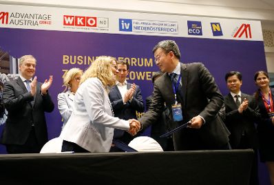 Am 25. April 2019 fand die Arbeitsreise von Bundeskanzler Sebastian Kurz (m.) in China statt. Im Bild beim Business Forum Zhejiang - Lower Austria.