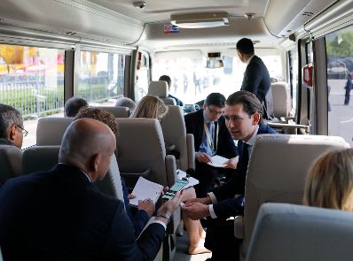 Am 26. April 2019 fand die Arbeitsreise von Bundeskanzler Sebastian Kurz (r.) in China statt. Im Bild beim Pressebriefing.