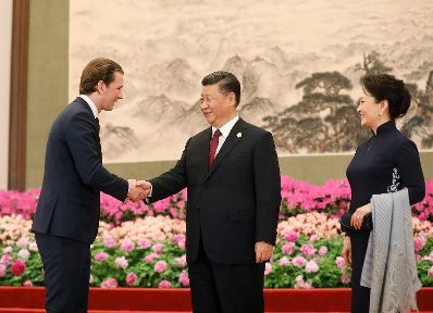 Am 26. April 2019 fand die Arbeitsreise von Bundeskanzler Sebastian Kurz (l.) in China statt. Im Bild mit dem chinesischen Präsident Xi Jinping (m.) beim Belt and Road Forum.
