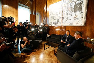 Am 3. Mai 2019 empfing Bundeskanzler Sebastian Kurz (2.v.r.) den Ministerpräsident von Bayern, Markus Söder (r.) zu einem Gespräch.