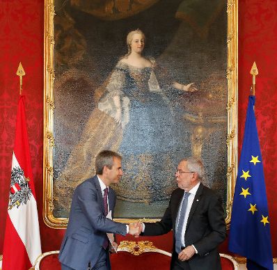 Am 22. Mai 2019 fand die Angelobung der österreichischen Übergangsminister durch Bundespräsident Alexander Van der Bellen (r.) statt. Im Bild mit Bundesminister Hartwig Löger (l.).