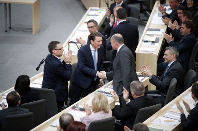Am 20. Dezember 2017 stellte Bundeskanzler Sebastian Kurz (l.) im Nationalrat im Parlament das Arbeitsprogramm der Bundesregierung vor. Im Bild mit dem Parlamentspräsidenten Wolfgang Sobotka (r.).