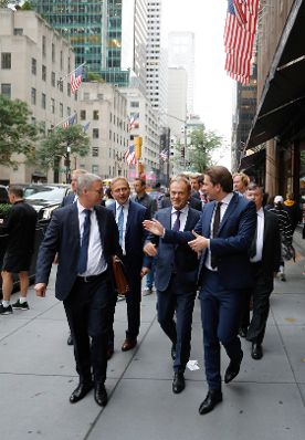 Am 23. September 2018 reiste Bundeskanzler Sebastian Kurz (r.) anlässlich der UN-Generalversammlung nach New York. Im Bild mit dem Präsidenten des Europäischen Rates Donald Tusk (m.) und Generalsekretär Jeppe Tranholm-Mikkelsen (l.).