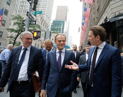 Am 23. September 2018 reiste Bundeskanzler Sebastian Kurz (r.) anlässlich der UN-Generalversammlung nach New York. Im Bild mit dem Präsidenten des Europäischen Rates Donald Tusk (m.) und Generalsekretär Jeppe Tranholm-Mikkelsen (l.).