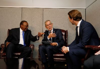Am 24. September 2018 setzte Bundeskanzler Sebastian Kurz (r.) seine Reise anlässlich der UN-Generalversammlung nach New York fort. Im Bild mit Bundespräsident Alexander Van der Bellen (m.) und dem Präsidenten Kenyas Uhuru Kenyatta (l.).
