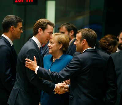 Am 17. Oktober 2018 nahm Bundeskanzler Sebastian Kurz (2.v.l.) am Europäischen Rat in Brüssel teil. Im Bild mit der Bundeskanzlerin Deutschlands Angela Merkel (m.) und dem Präsidenten Frankreichs Emmanuel Macron (r.).
