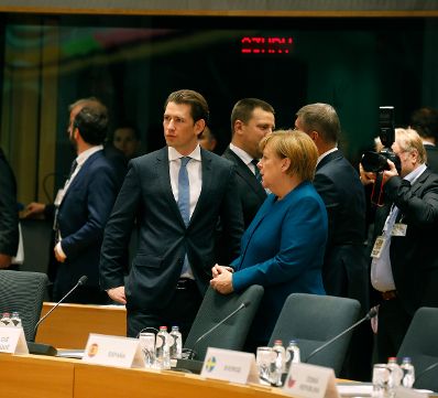 Am 17. Oktober 2018 nahm Bundeskanzler Sebastian Kurz (l.) am Europäischen Rat in Brüssel teil. Im Bild im Gespräch mit der Bundeskanzlerin Deutschlands Angela Merkel (r.).
