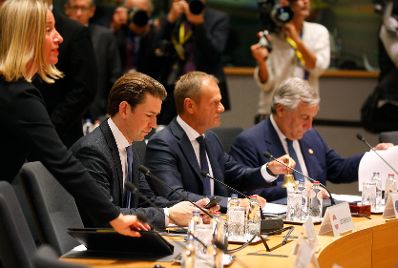 Am 17. Oktober 2018 nahm Bundeskanzler Sebastian Kurz (2.v.l.) am Europäischen Rat in Brüssel teil. Im Bild mit der Hohen Vertreterin der Europäischen Union Federica Mogherini (l.), dem Präsidenten des Europäischen Rates Donald Tusk (3.v.l.) und dem Präsidenten des Europäischen Parlaments Antonio Tajani (4.v.l.).