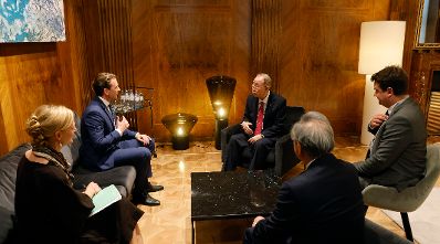 Am 8. September 2021 empfing Bundeskanzler Sebastian Kurz (2.v.l.) den südkoreanischen Diplomaten und ehemaligen Generalsekretär der Vereinten Nationen Ban Ki-moon (3.v.l.) zu einem Gespräch.
