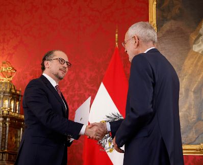 Am 11. Oktober 2021 wurde Bundeskanzler Alexander Schallenberg (l.) angelobt. Im Bild mit Bundespräsident Alexander Van der Bellen (r.).