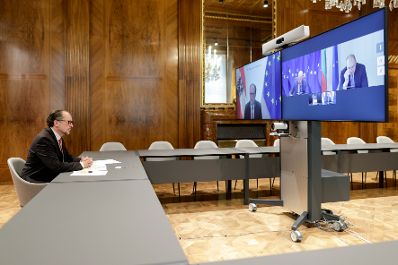 Am 19. Oktober 2021 nahm Bundeskanzler Alexander Schallenberg an der Videokonferenz zum bevorstehen Europäischen Rat teil. Im Bild mit dem Präsideten des Europäischen Rats Charles Michel, der finnischen Premierministerin Sanna Marin, dem ungarischen Premier Viktor Orban und den Präsidenten der bulgarischen Republik Rumen Radev.