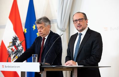 Im Bild Bundeskanzler Alexander Schallenberg (r.) und Vizekanzler Werner Kogler (l.) beim Pressefoyer nach dem Ministerrat am 26. Oktober 2020.