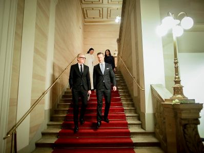 Am 1. Jänner 2019 besuchte Bundesminister Gernot Blümel (r.) gemeinsam mit Paul Dujardin (l.), dem Generaldirektor des Kulturzentrums BOZAR in Brüssel, das Neujahrskonzert.