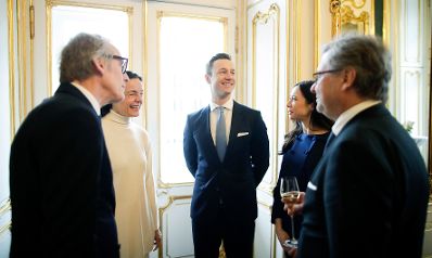 Am 1. Jänner 2019 besuchte Bundesminister Gernot Blümel (m.) gemeinsam mit Paul Dujardin (l), dem Generaldirektor des Kulturzentrums BOZAR in Brüssel, das Neujahrskonzert.