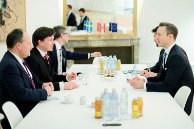 Am 1. Jänner 2019 empfing Bundesminister Gernot Blümel (r.) den schwedischen Parlamentspräsidenten Andreas Norlén (2.v.l.) zu einem Gespräch.