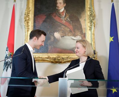 Am 9. Jänner 2019 fand eine Pressekonferenz zur Ernennung der neuen Leiterin des Bundesdenkmalamt Erika Pieler (r.) mit Bundesminister Gernot Blümel (l.) statt.