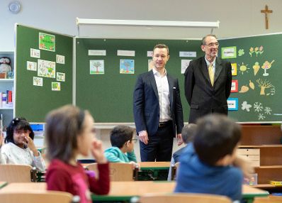 Am 15. Jänner 2019 besuchte Bundesminister Gernot Blümel (l.) gemeinsam mit Bundesminister Heinz Faßmann (r.) die Volksschule Dietmayrgasse in Wien.