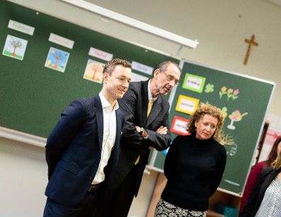 Am 15. Jänner 2019 besuchte Bundesminister Gernot Blümel (l.) gemeinsam mit Bundesminister Heinz Faßmann (m.) die Volksschule Dietmayrgasse in Wien. Im Bild mit der Direktorin Erika Feldkirchner (r.)