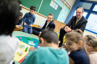 Am 15. Jänner 2019 besuchte Bundesminister Gernot Blümel (m.) gemeinsam mit Bundesminister Heinz Faßmann (r.) die Volksschule Dietmayrgasse in Wien.