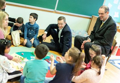 Am 15. Jänner 2019 besuchte Bundesminister Gernot Blümel (2.v.r.) gemeinsam mit Bundesminister Heinz Faßmann (r.) die Volksschule Dietmayrgasse in Wien.