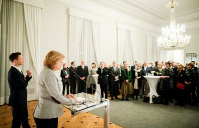 Am 28. Jänner 2019 eröffnete Bundesminister Gernot Blümel (l.) die Ausstellung Kunst und Technik im Bundeskanzleramt. Im Bild mit der Direktorin Gabriele Zuna-Kratky (2.v.l.).