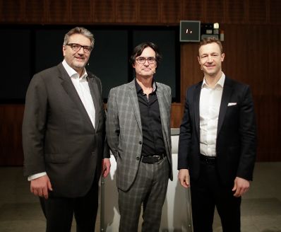 Am 30. Jänner 2019 nahm Bundesminister Gernot Blümel (r.) an der Ö1 Klartext Diskussion teil. Im Bild mit dem Stadtrat Peter Hacker (l.) und dem Moderator Klaus Webhofer (m.).