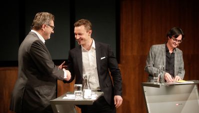 Am 30. Jänner 2019 nahm Bundesminister Gernot Blümel (m.) an der Ö1 Klartext Diskussion teil. Im Bild mit dem Stadtrat Peter Hacker (l.) und dem Moderator Klaus Webhofer (r.).