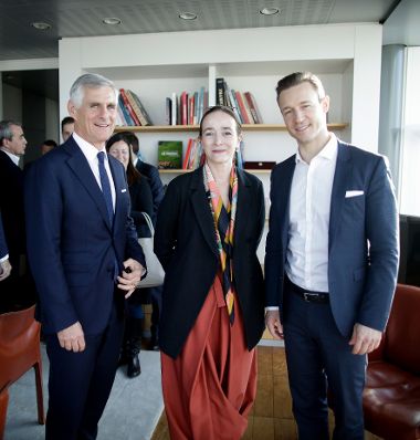 Am 21. März 2019 reiste Bundesminister Gernot Blümel (r.) nach Paris. Im Bild mit dem österreichischen Botschafter Michael Linhart (l.) und Delphine Ernotte (m.), Präsidentin France Télévisions, CEO des öffentlich-rechtlichen französischen Fernsehens.