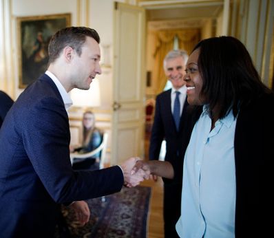 Am 22. März 2019 reiste Bundesminister Gernot Blümel (l.) nach Paris. Im Bild mit Laetitia Avia, Abgeordnete im französischen Parlament (r.).