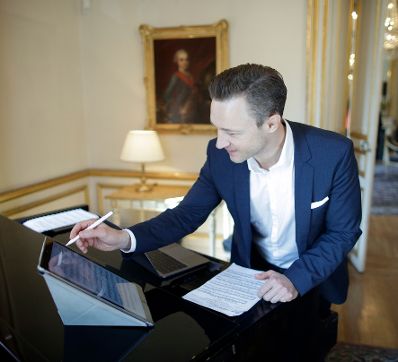 Am 22. März 2019 reiste Bundesminister Gernot Blümel nach Paris. Im Bild mit einem Startup für Noten am iPad.