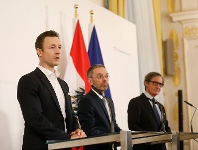 Bundesminister Gernot Blümel (l.) und Bundesminister Herbert Kickl (m.) beim Pressefoyer nach dem Ministerrat am 10. April 2019.
