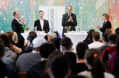 Am 29. April 2019 fand eine Diskussionsveranstaltung mit Schülerinnen und Schülern der HTL Ungargasse zu 25 Jahren Volksabstimmung mit Bundesminister Gernot Blümel (m.l.) und Bundesminister Heinz Faßmann (m.r.) statt.