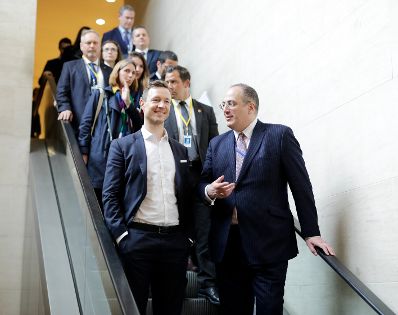 Am 3. Mai 2019 reiste Bundesminister Gernot Blümel (l.) anlässlich eines Arbeitsbesuchs nach Paris. Im Bild beim Treffen der Kulturminister.