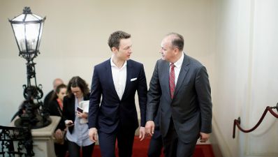 Am 13. April 2018 empfing Bundesminister Gernot Blümel (l.) den kosovarischen Vizepremierminister Enver Hoxhaj (r.) zu einem Arbeitsgespräch.