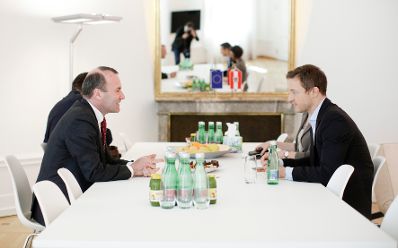 Am 27. April 2018 empfing Bundesminister Gernot Blümel (r.) den Fraktionsvorsitzenden der Europäischen Volkspartei im Europäischen Parlament Manfred Weber (l.) zu einem Gespräch.
