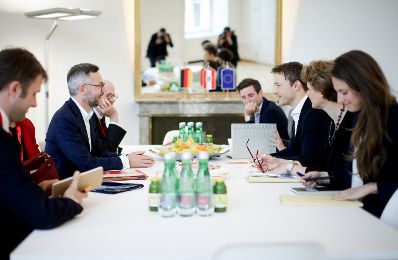 Am 3. Mai 2018 empfing Bundesminister Gernot Blümel (3.v.r.) den deutschen Staatsminister für Europa Michael Roth (2.v.l.) zu einem Gespräch.