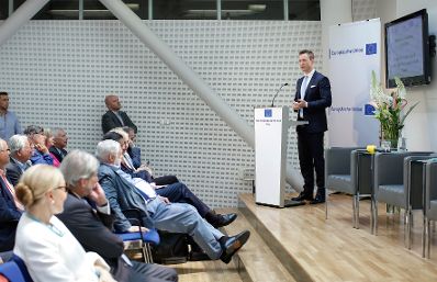 Am 9. Mai 2018 hielt Bundesminister Gernot Blümel (r.) anlässlich des Europatags im Haus der Europäischen Union eine Rede.
