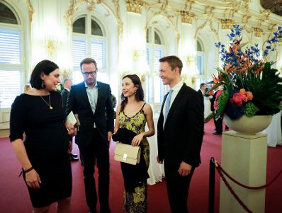 Am 31. Mai 2018 besuchte Bundesminister Gernot Blümel (r.) das Sommernachtskonzert der Wiener Philharmoniker in Schönbrunn. Im Bild mit Bundesministerin Elisabeth Köstinger (l.), Thomas Kassl (2.v.l.) und Clivia Treidl (2.v.r.).