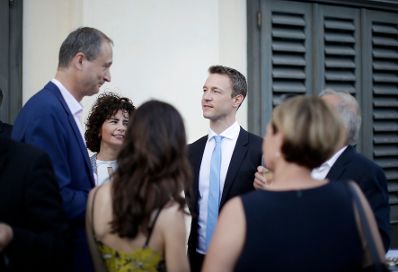 Am 31. Mai 2018 besuchte Bundesminister Gernot Blümel (m.) das Sommernachtskonzert der Wiener Philharmoniker in Schönbrunn. Im Bild mit Andreas Mailath-Pokorny (l.).