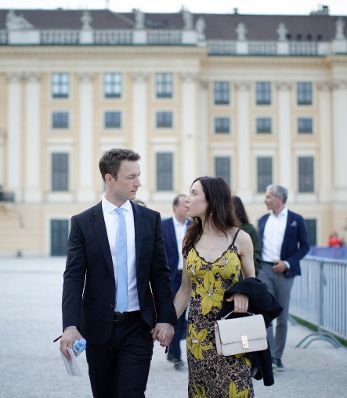 Am 31. Mai 2018 besuchte Bundesminister Gernot Blümel (l.) das Sommernachtskonzert der Wiener Philharmoniker in Schönbrunn. Im Bild mit Clivia Treidl (r.).
