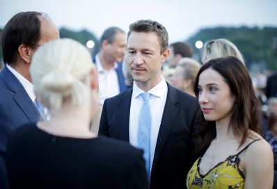 Am 31. Mai 2018 besuchte Bundesminister Gernot Blümel (2.v.r..) das Sommernachtskonzert der Wiener Philharmoniker in Schönbrunn. Im Bild mit Clivia Treidl (r.).