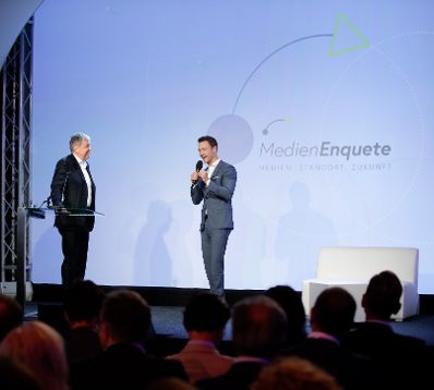 Am 7. Juni 2018 nahm Bundesminister Gernot Blümel (r.) am medienpolitischen Diskurs "MedienEnquete" teil. Im Bild mit dem Präsidenten von Turner International Gerhard Zeiler (l.).