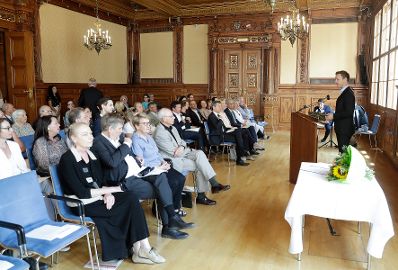 Am 11. Juni 2018 überreichte Bundesminister Gernot Blümel das Österreichische Ehrenkreuz für Wissenschaft und Kunst I. Klasse an Peter Fabjan.