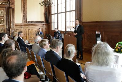 Am 11. Juni 2018 überreichte Bundesminister Gernot Blümel das Österreichische Ehrenkreuz für Wissenschaft und Kunst I. Klasse an Peter Fabjan.