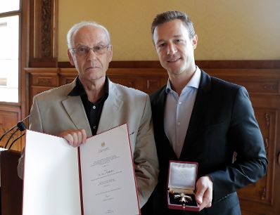 Am 11. Juni 2018 überreichte Bundesminister Gernot Blümel (r.) das Österreichische Ehrenkreuz für Wissenschaft und Kunst I. Klasse an Peter Fabjan (l.).