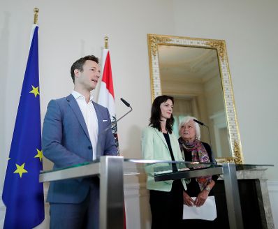 Am 13. Juni 2018 empfing Bundesminister Gernot Blümel (l.) die Kommissarin der Europäischen Union für digitale Wirtschaft und Gesellschaft, Mariya Gabriel (r.) zu einem Gespräch. Im Anschluss fand eine Pressekonferenz statt.