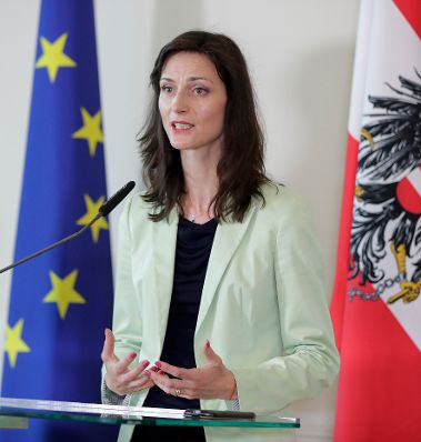 Am 13. Juni 2018 empfing Bundesminister Gernot Blümel die Kommissarin der Europäischen Union für digitale Wirtschaft und Gesellschaft, Mariya Gabriel (im Bild) zu einem Gespräch. Im Anschluss fand eine Pressekonferenz statt.